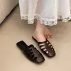 Sandalias retro negras nuevas de suela blanda para uso exterior, zapatos slip-on calados, pantuflas de punta cerrada verano 2026, nuevo diseño tejido