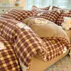 Juego de ropa de cama de terciopelo de leche engrosado de grado A para otoño e invierno, que incluye una funda de edredón de forro polar de coral y un juego de tres piezas de franela para estudiantes