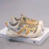 Sapatos Infantis 2026 Modelo de Verão Meninos Calçados Esportivos de Caminhada Vazados para Exterior Sandálias Antichoque Estudante Sapatos com Estrutura de Tela Tendência