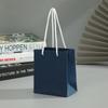 Bolsa de regalo portátil de nuevo diseño, sencilla, de color sólido, para ropa, cosméticos, bolsa de papel portátil con logotipo impreso.