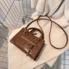 Bolsa de Mão Simples Moda Vintage 2023 Novo Estilo Início da Primavera Estilo Ocidental Bolsa de Ombro Transversal Pequena Quadrada Elegante para Mulheres