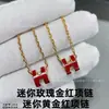 Colar Letra H da Hermes para Mulheres, Pingente de Corrente para Clavícula Dourado com Esmalte V, Tamanho Mini Grande, Elegante, Luxo Leve, Versátil, Sensação de Alto Padrão
