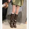 Botas estilo francês retrô de salto grosso e perna larga, novo modelo outono/inverno 2026, botas western de cano médio com fivela de cinto plissada empilhadas, botas de montaria
