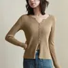 Cardigã de tricô feminino pequeno com decote V, novo casaco suéter de manga longa slim fit para primavera e outono, top versátil de cor sólida