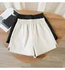 Pantalones cortos de cuero para mujer 2026 otoño e invierno nuevo estilo coreano versátiles holgados adelgazantes cuero PU pierna ancha línea A cintura alta shorts de bota
