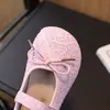 Zapatos Mary Jane de Cuero con Patrón Bordado Hueco para Niñas 2026 Primavera Nuevos Zapatos de Moda Slip-On Poco Profundos con Lazo