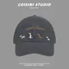 Gorra de béisbol bordada con letra de cachorro estilo coreano para mujer, adecuada para salidas de primavera y verano, con visera ancha para protección solar y sombra facial, versátil para estudiantes de primaria
