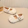 Sapatos Mary Jane de Tricô Vazado para Meninas 2026 Verão Novo Sapatos Individuais Planos com Laço Infantil Sola Macia Sapatos de Princesa