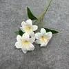 Arranjos florais de casamento em tons de branco: caminhos de flores no chão, flores para mesa alta, paredes de flores, rosas, hortênsias, peônias, phalaenopsis e jacintos