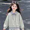 Nova coleção de primavera e outono para meninas: um conjunto estiloso de duas peças apresentando um top com gola e camada falsa e calças casuais xadrez, perfeito para o dia a dia