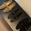 Sapatos Mary Jane femininos com bico quadrado, apresentando um salto oculto, um estilo inspirado na Chanel e um novo design de inverno 2025 com forro felpudo e detalhe de laço, exalando um visual elegante e peludo.