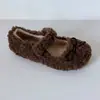 Zapatos planos de pelo estilo hada para mujer, nuevo calzado de exterior para otoño/invierno, con lazo, forrados de felpa para abrigar, zapatos de algodón con forma de frijol, zuecos