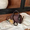 Bolso de mano cuadrado pequeño, moderno y único, estilo coreano, un bolso cruzado moderno y chic para mujer, nueva colección de otoño 2026, un bolso tipo bowling personalizado