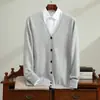 La nueva colección de otoño e invierno de Bai Cai Rong: suéter de cachemira para hombre con cuello en V, corte holgado, estilo business-casual y cárdigan de punto
