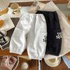 [Pronta Entrega] Qk255356 Calça Masculina 2025 Outono Nova Estilo Coreano Calça com Bolso de Aba de Letra Calça Casual Bonita