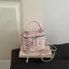 Bolsa pequena quadrada estilo coreano, leve, de luxo, com corrente cravejada de diamantes, uma bolsa tote casual versátil e estilosa, perfeita para o dia a dia e pode ser carregada no ombro ou na transversal.