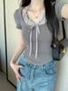 Estilo Deseo Puro Falso Dos Piezas de Costura Oreja de Madera Cuello Colgante Camiseta de Manga Corta para Mujer Verano de Chica Caliente Ajustada a la Cintura Top Plisado de Ajuste Delgado