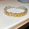 Pulseira de Zircônia Super Flash com Fivela Redonda Geométrica Torcida Pulseira Fashion Versátil Joia Exquisita de Luxo Leve de Alta Qualidade para Mulheres