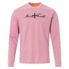 Body de cuello semi-alto con costuras laterales, texto floral en inglés superpuesto en el pecho con una cruz, camiseta de manga larga simple de corte ajustado