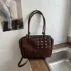 Bolso de mano con remaches nuevo para principios de otoño de 2026, alto valor estético, gran capacidad, adecuado para ir al trabajo, color sólido, dulce y fresco, bolso de hombro único y simple