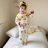 Conjunto de pijama de flanela para meninas, duas peças, para outono e inverno, com forro de fleece adicionado e material espesso, apresentando um design fofo de bolinhas de desenho animado, adequado para usar em casa