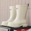 Botas de Lluvia Estilo Coreano de Moda Transfronterizas para Mujer, Suela Gruesa, Cómodas, Antideslizantes, Resistentes al Desgaste, Zapatos de Agua Versátiles para Exteriores, Zapatos de Goma Antideslizantes para Cocina para Mujer