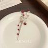 Pin de Oreja con Borla de Rosa Roja Coreana Diseño Asimétrico Sentido de Nicho Sentido de Alta Gama Versátil de Alto Valor Pin de Oreja sin Agujeros