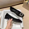 Elegantes zapatos de mujer estilo francés de tacón bajo, corte bajo, nuevo modelo de otoño 2026, mocasines negros con pedrería y tacón grueso para mujer