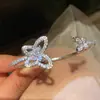 Pulsera de Mariposa Calada Floral Super Brillante Estilo Europeo y Americano, Pulsera de Lujo Ligero Nicho de Gama Alta, Versátil para el Trabajo y el Uso Diario