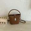 Essenciais para o Trajeto Super Quentes Bolsa Tote Pequena Feminina 2026 Nova Moda Outono Retro para o Trabalho Ombro Único Transversal Bolsa Balde