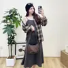 Vestido para Mujeres Embarazadas Xumeifu 2024 Otoño Nuevo Coreano Simple Elegante Falda con Tirantes Camisa a Cuadros Holgada