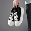 Novos Tênis de Plataforma Masculinos Cruzados de Solado Grosso Aumentadores de Altura Versáteis Casuais Sapatos Brancos Tênis de Treino Alemães Retrô Leves com Solado Macio Tênis da Moda