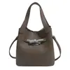 Bolsa Feminina Grande de Mão Estilo Vintage 2026 Nova Outono e Inverno Cor Sólida Casual Bolsa Pequena Transversal Tipo Saco