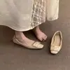Novedad 2025 Zapatos Planos de Tacón Grueso Cuadrados de Punta Cuadrada Color Gris Elefante para Mujer con Hebilla Cuadrada Metálica y Diseño de Tacón Bajo de Charol