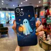 Capa de celular macia e fofa, doce e legal de Halloween para Apple 17 Pro Max, com uma lanterna e desenho animado de fantasminha bruxa, capa de celular anti-queda