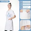 Batas blancas de manga corta de alta calidad, resistentes a las arrugas, adecuadas para entornos médicos, de laboratorio y de servicio de alimentos.. Personalizable con logotipos. Venta al por mayor disponible a precios reducidos para pedidos grandes