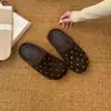 Pantuflas de invierno para mujer para exteriores, estilo nuevo, de suela plana, con forro de felpa, antideslizantes y diseño de media pantufla