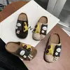 Zapatos Medios Abiertos Birkenstock con Decoración de Dibujos Animados Estilo Coreano de Moda para Niñas Grandes Niñas Nuevas Llegadas Primavera 2026 Zapatos Casuales de Suela Suave
