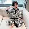Pijama Infantil Masculino Outono/Inverno 2026 Novo Estilo Manga Longa Espessado Listrado Pulôver Conjunto para Casa Roupas de Inverno
