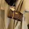 Bolso de hombro retro de terciopelo para mujer, nuevo, moderno, gran capacidad, otoño, bajo el brazo, gamuza, exquisito, de mano, simple, cruzado, 2026