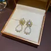 Pendientes de Flor de Zirconia con Perla Colgante Bañados en Oro Real, Pendientes Elegantes y Versátiles, Pendientes de Lujo Ligero y de Gama Alta para Mujer