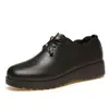 Sapatos de couro de corte profundo com sola macia 2026 outono sapatos planos antiderrapantes para mães de meia-idade, sapatos de couro femininos, sapatos para mulheres de meia-idade e idosas