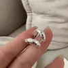 Pendientes de Plata de Ley S925 para Mujer 2025 Nuevo Estilo Popular Pendientes Pequeños Frescos Diseño de Nicho Pendientes Versátiles Venta al por Mayor