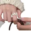 Anillo Abierto Simple de Tres Flores Europeo y Americano, Lujo Accesible Diseño de Nicho Anillo para el Dedo Índice, Joyería de Mano Trendy y Versátil para Mujeres