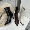Saltos Altos Pontudos Femininos 2026 Outono/Inverno Novo Estilo Coreano Botas Emagrecedoras Design Moderno Salto Fino Botas de Cano Curto Pretas Elegantes Botas Únicas