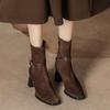 Botas Curtas de Camurça Novas para Outono e Inverno com Zíper Lateral Salto Grosso Quadrado Fivela Retrô Emagrecedoras Botas Femininas Marrom Maillard