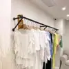 Tienda de ropa barra colgante blanco leche negro estante de ropa de pared tienda de ropa para hombres y mujeres estante de exhibición de estante lateral de pared para ropa de niños