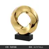 Ornamento Cerâmico Circular Dourado Eletrodepositado Minimalista Moderno de Luxo Leve para Sala de Estar de Villa Gabinete de TV Entrada Escultura Criativa Decoração