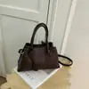 Bolso de oficina simple y nuevo para principios de primavera 2026, bolso cruzado único para el trabajo, diseño versátil, bolso de mano de cuero genuino para mujer