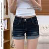 Shorts Hot Pants Jeans Stretch Estilo Americano Picante para Mulheres Verão 2026 Versátil Confortável Design Azul Escuro com Bainhas Dobradas